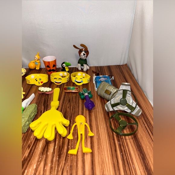 Random Junk Drawer Toy Lot - Picture 4 of 14